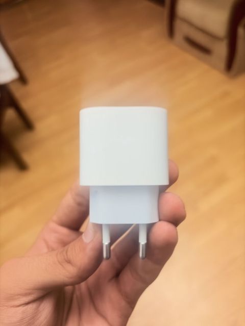 USB‑C divar şarj adaptoru - Giriş: 100–240V, 50/60Hz (EU tipli iki — Saray