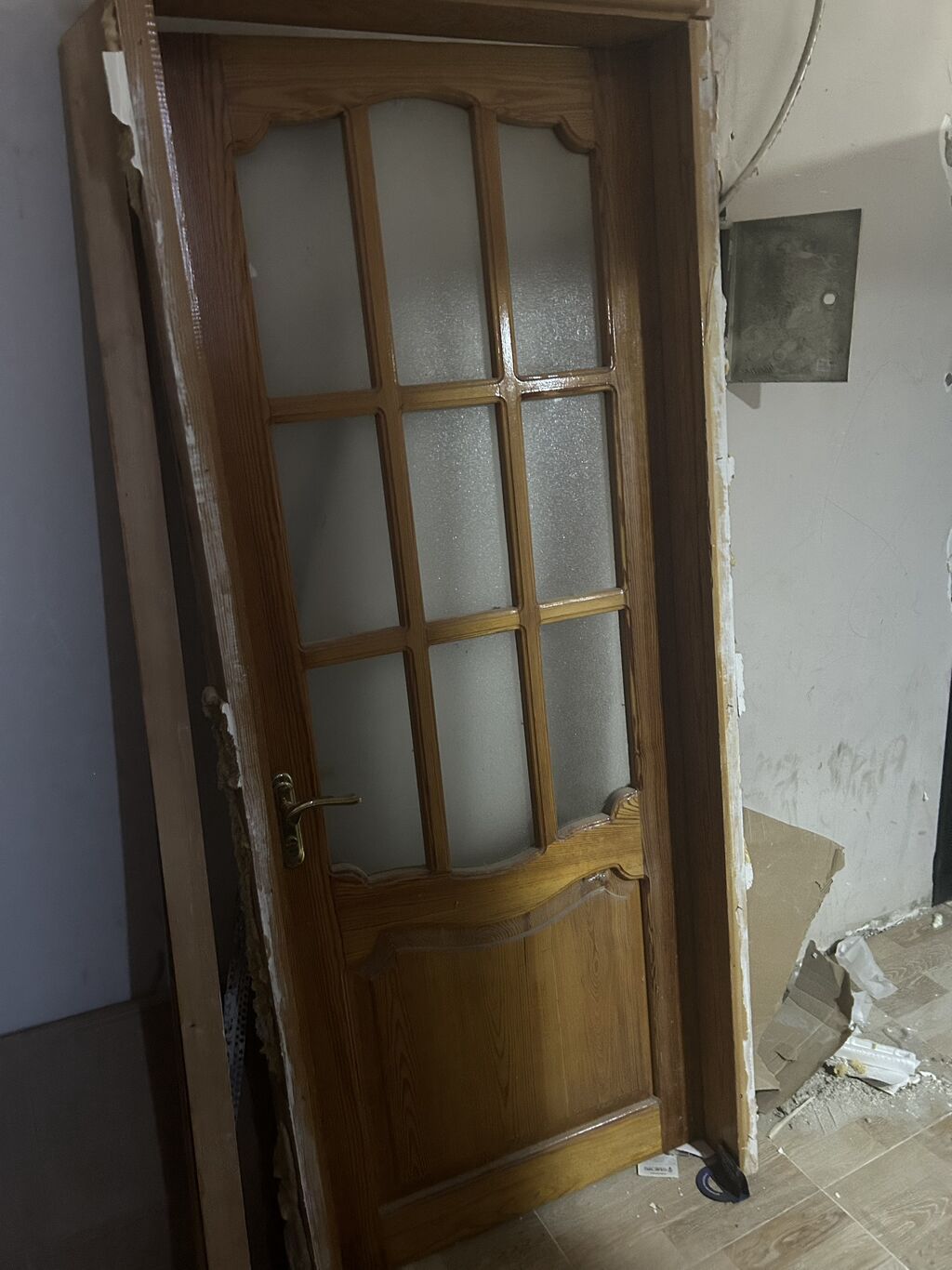 İşlənmiş taxta qapı satılır. Şüşəli modeldir, şüşələri bütövdür. Qapı — Mallar, Bakı (2)