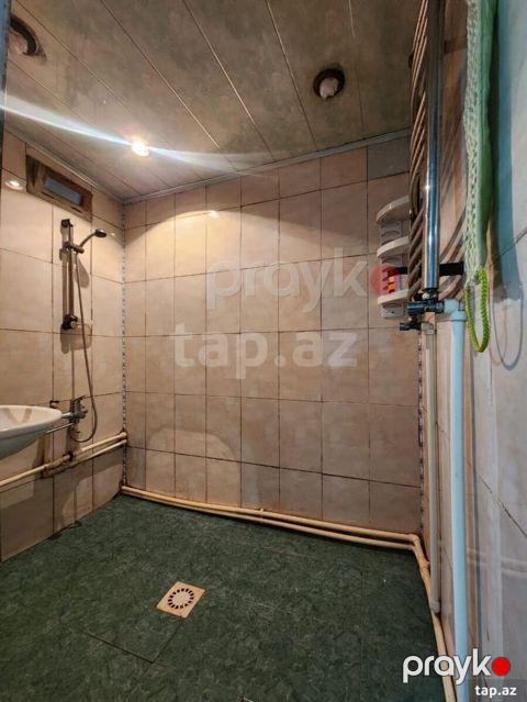 Zabratda Ayxan Marketin Yaxınlıqında 3 otaq ev kirayə verilir Aileye