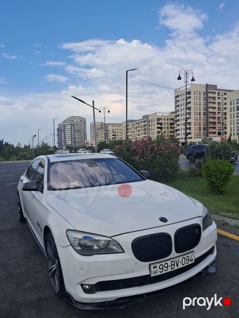 BMW 750: 4.4 l | 2011 il Sedan