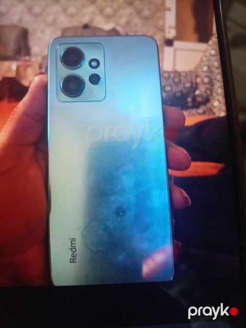Redmi smartfon - Gümüş/açıq mavi tonlarda arxa qapaq, sol aşağıda