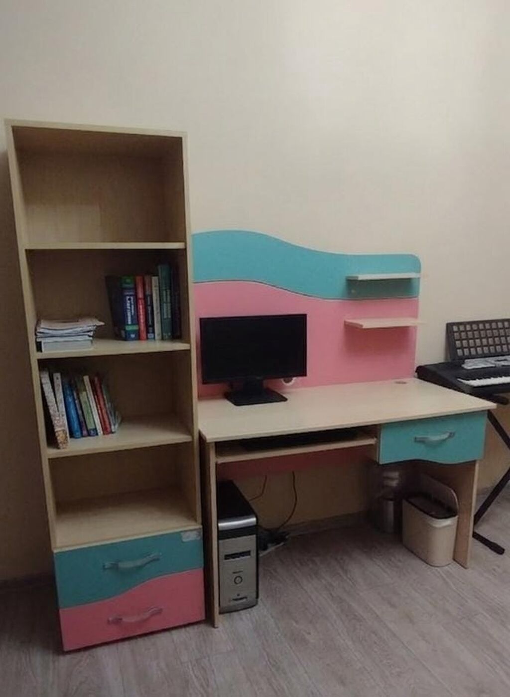 Yaxşı vəziyyətdə masa və kitab şkafı satılır. Embawood-dan alınıb — Mebel, Bakı