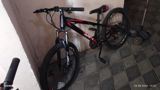 SHFT brendli dağ velosipedi - Rəng: qara/qırmızı dizayn, SHFT loqolu — Mountain Bikes