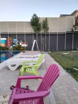 Rəngli açıq hava mebelləri – həyətyanı sahə, hovuz kənarı və terras — Мебель