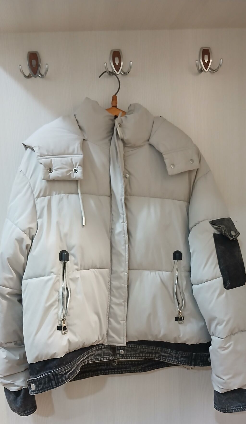 Razılaşma mümkündür. Qısa boz rəngli şişmə qış gödəkçəsi - Rəng: açıq — Kurtkalar, Digah
