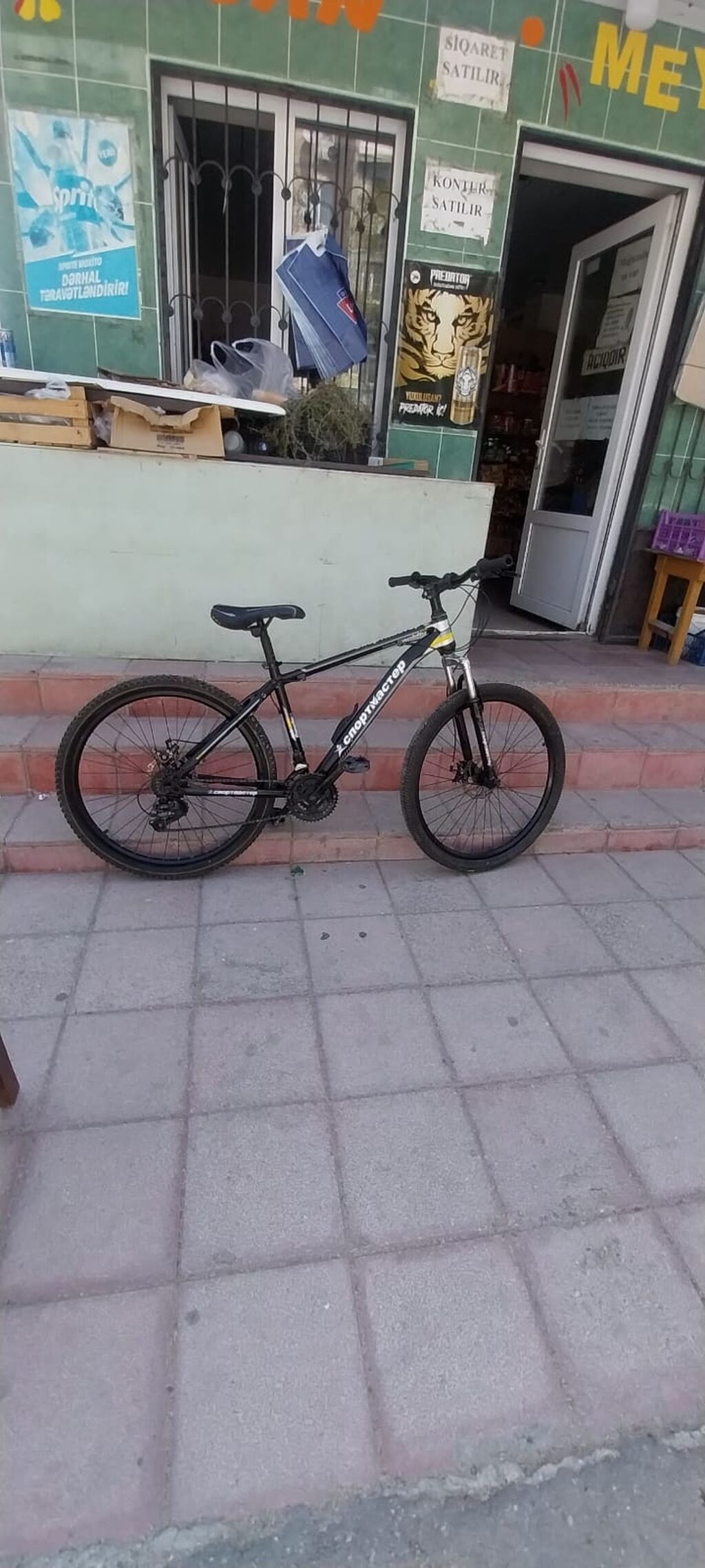 Dağ/şəhər tipli velosiped - Rəng: qara, ağ-sarı detallarla - Çərçivə