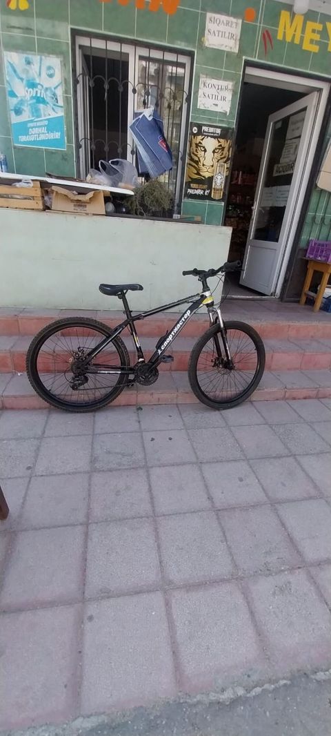 Dağ/şəhər tipli velosiped - Rəng: qara, ağ-sarı detallarla - Çərçivə