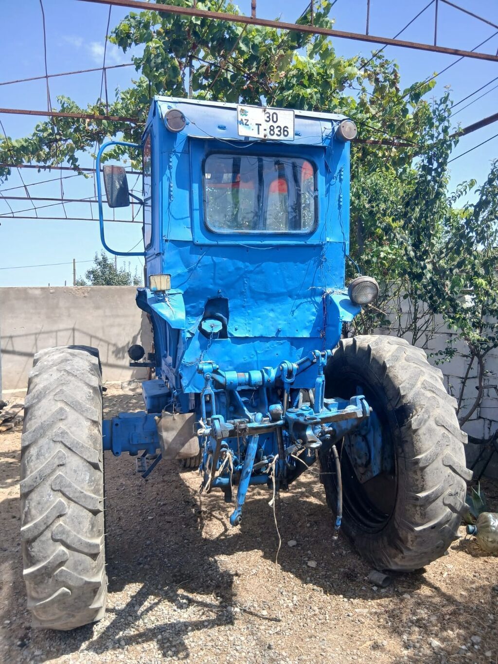 Mavi rəngli təkərli kənd təsərrüfatı traktoru - Kabinli, iki tərəfli — Traktorlar, Xırdalan (2)