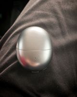 Bluetooth TWS qulaqlıq – şar formalı, metalik boz rəngli şarj qutusu — Товары