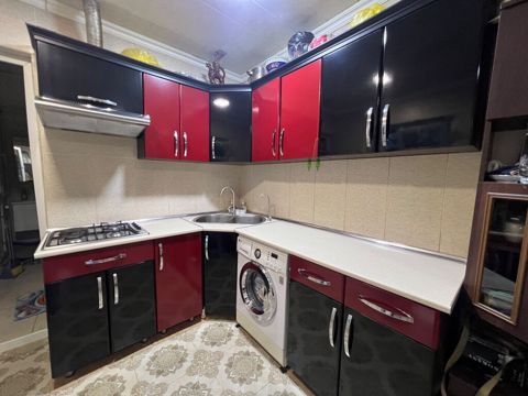 Mətbəx mebel dəsti – künc yerləşim, qırmızı-qara parlaq fasadlar