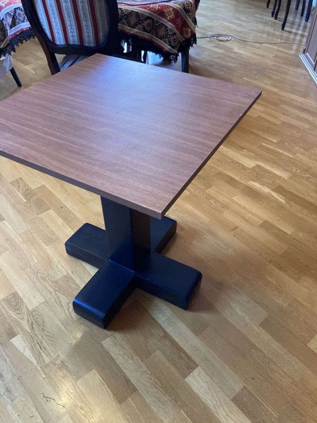 Kvadrat masa - Ölçü: təqribən 70x70 sm kvadrat üstlük (taxta/laminat