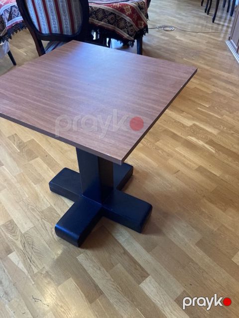Kvadrat masa - Ölçü: təqribən 70x70 sm kvadrat üstlük (taxta/laminat