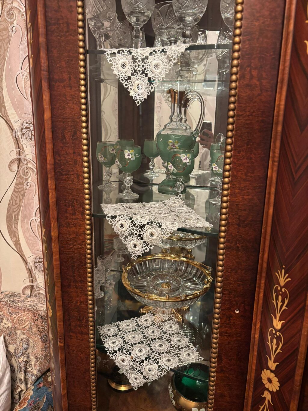 Qonaq otağı üçün klassik üslubda vitrin-servant. Tünd qəhvəyi rəngdə — Qonaq otağı üçün, Digah (4)