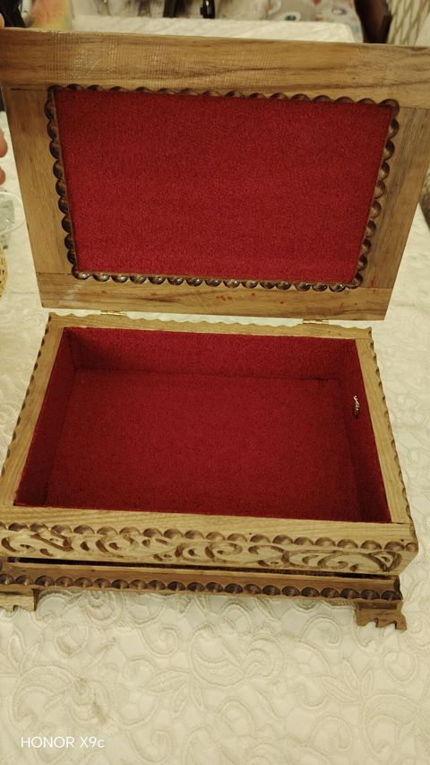 Əl oyma taxta qutu - Material: təbii ağac, üstündə əl işçiliyi ilə