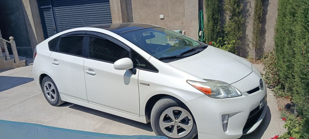Toyota Prius hibrit Ağ mirvari rəng. 2014 ci il. Mator karopka abs