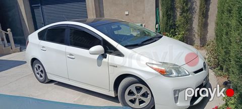 Toyota Prius hibrit Ağ mirvari rəng. 2014 ci il. Mator karopka abs