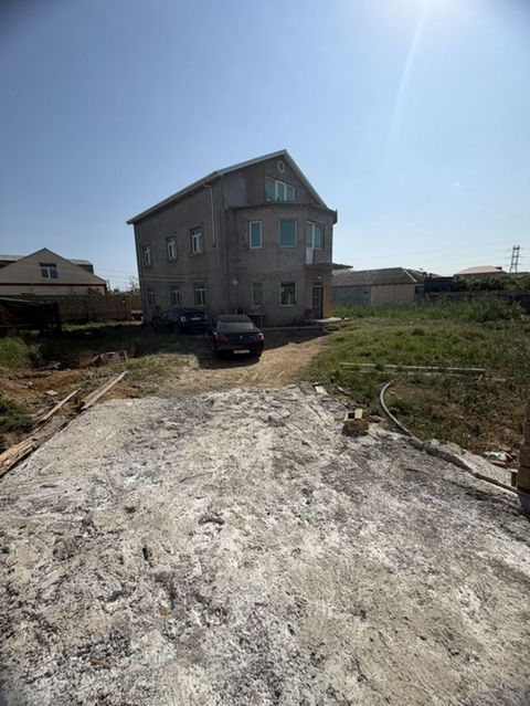 8 otaq, 450 kv. m, Təmirsiz