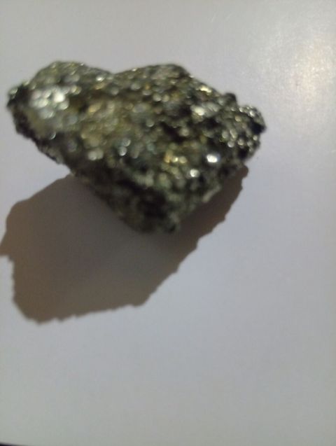 Metallic parıltılı mineral nümunəsi - Rəng: gümüşü-boz, güclü metalik — Bakı