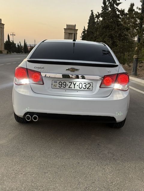 Chevrolet Cruze: 1.6 l | Sedan