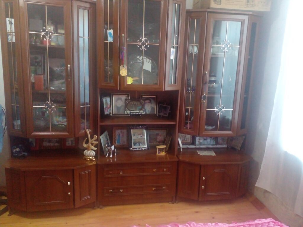 Künc yerləşimli qonaq otağı divar vitrin-komodu - Material: taxta — Mebel, Digah