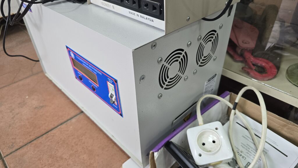 Güc çeviricisi / UPS tipli invertor Xüsusiyyətlər: - Ön paneldə