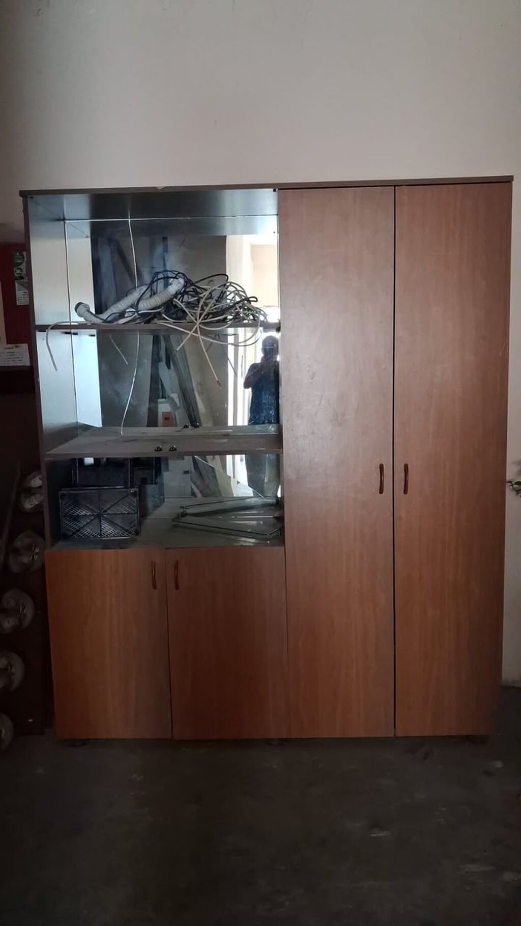 Açıq rəng taxta dekorlu vitrin-dolab kombinasiyası - Sol hissə: şüşə