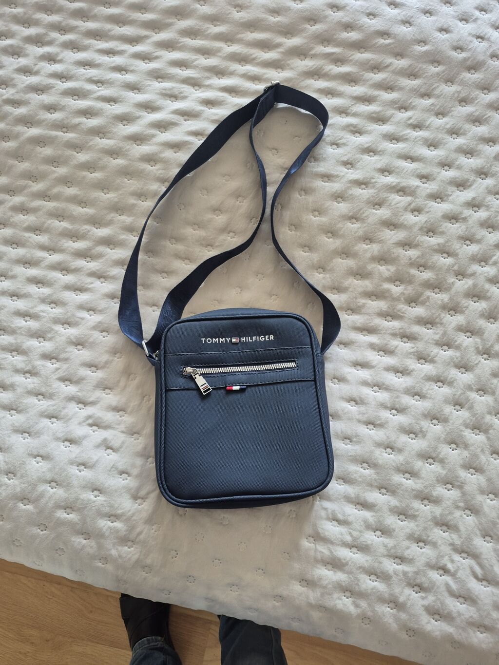 Tommy Hilfiger kişi çiyin çantası – tünd göy rəng. - Kompakt, yüngül — Çantalar, Bakı