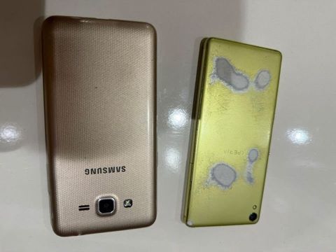 İki ədəd mobil telefon dəsti. 1) Samsung DUOS (ağ/gözəl qızılı arxa — Mehdiabad