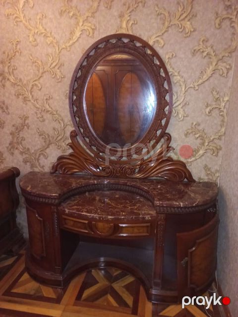 İşlənmiş dəri ayaqlıq oval aynayla