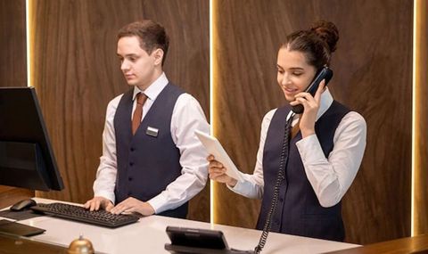 Hostes, qeydiyyatçı tələb olunur, İstənilən yaş