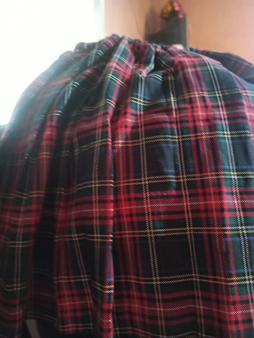 Qırmızı-qara rəngli klassik şotland (tartan) naxışlı ətək/parça. -