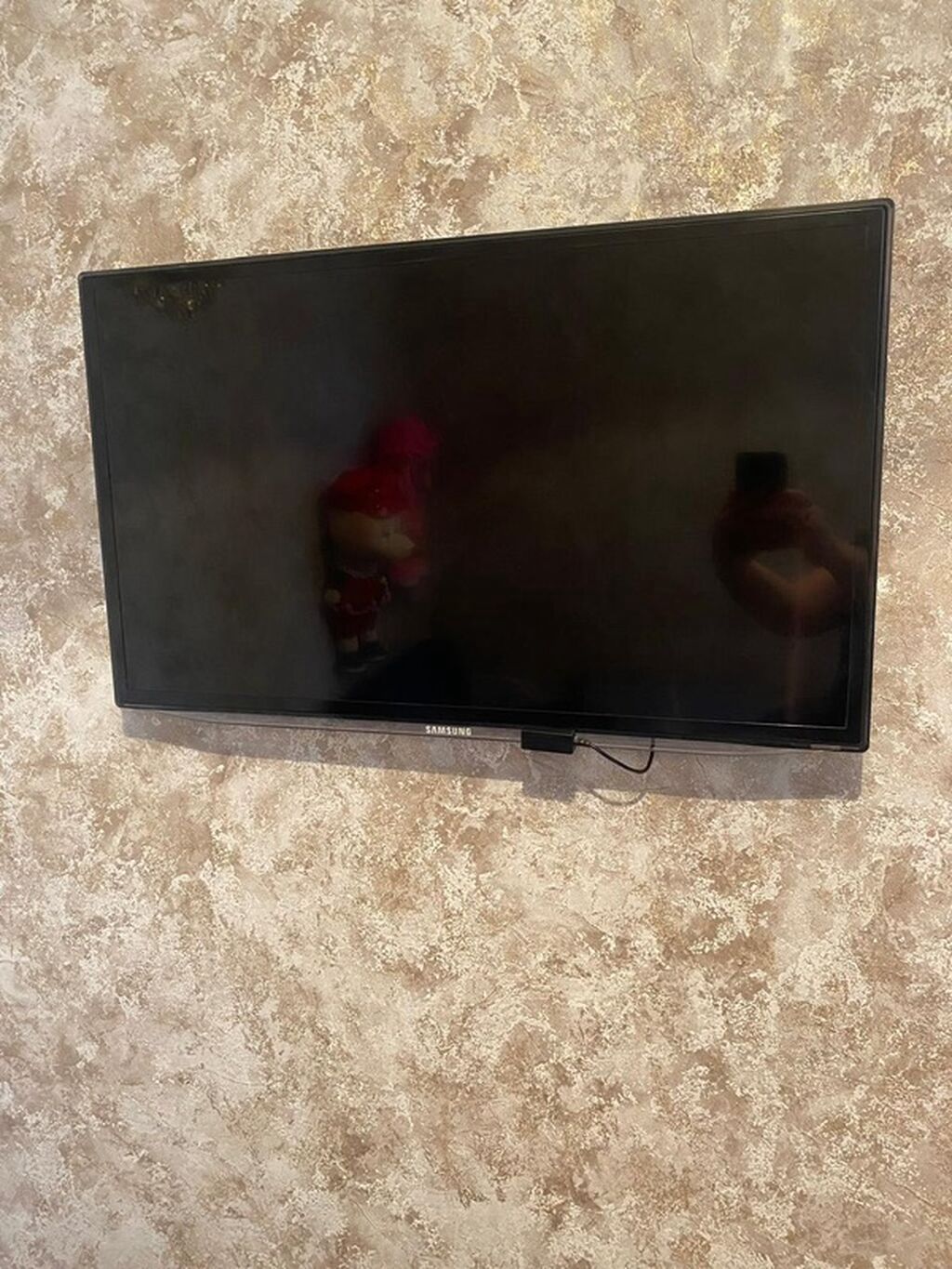 Samsung LED televizor - Ekran ölçüsü: təxminən 32–40 düym (şəkildə