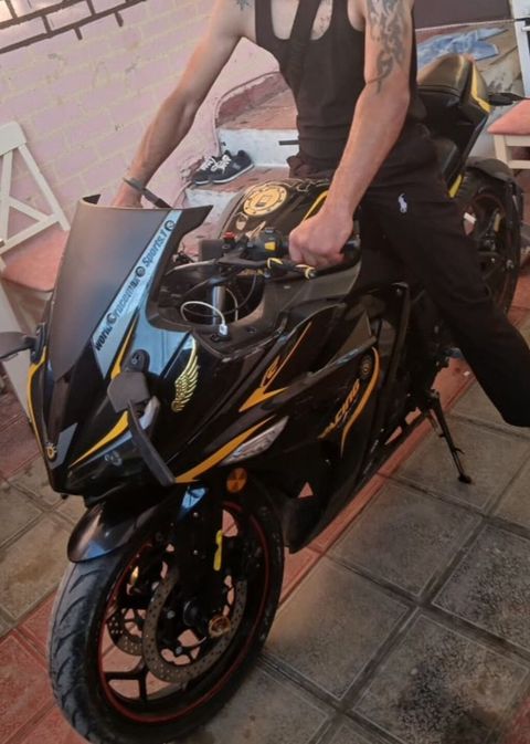 Sport tipli yol motosikleti – qara rəngdə, sarı aksentli, tam gövdə