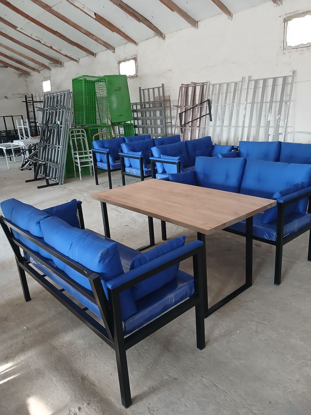 Metal karkaslı bağ-terrasa mebel dəsti — 2 divan, 1 masa, mavi yastıqlar
