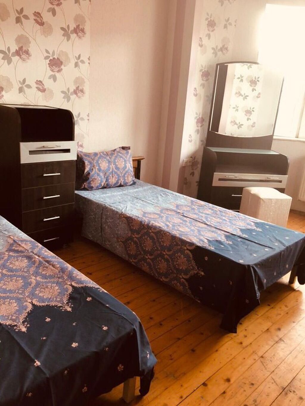 Üçmərtəbəli həyətli ev kirayə/təklif olunur. Xüsusiyyətlər: - Geniş — Ev, villa, Bakı (4)