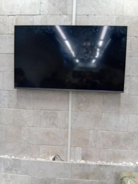 Divara quraşdırılmış böyük ekranlı televizor — düz panel