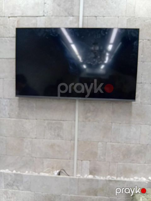 Divara quraşdırılmış böyük ekranlı televizor — düz panel