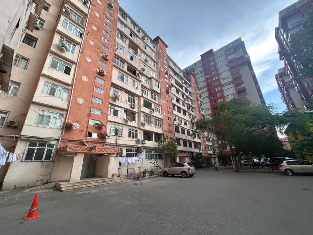 Satılır 4 otaqlı köhnə tikili 105 m² — Mənzil, Bakı