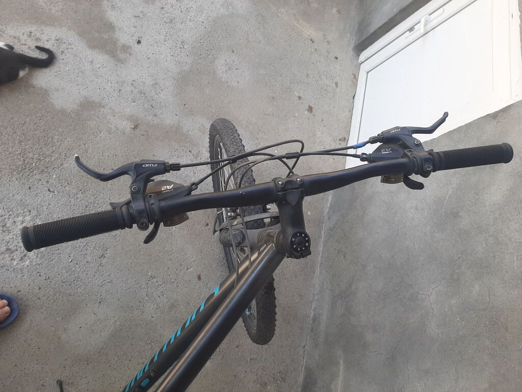 Specialized markalı dağ/şəhər tipli velosiped. Qara rəngli çərçivəyə — Dağ velosipedləri, Şəki (4)