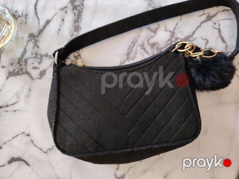Qara çiyin çantası - Material: yumşaq tekstil/parça əsaslı, üzərində