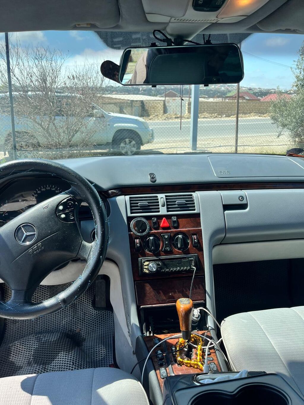 Mercedes-Benz E-Class sedan (W210), gümüş rəng. Əsas xüsusiyyətlər: - — Avto, Mehdiabad (5)