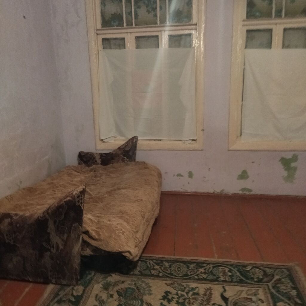 Kirayə üçün sadə, mebellə təchiz edilmiş 2 otaqlı ev. - Geniş qonaq — Daşınmaz əmlak, Bakı (3)