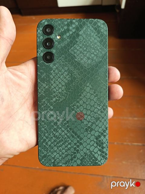 Məhsul: Android smartfon (üçlü arxa kamera) – yaşıl “ilan dərisi”