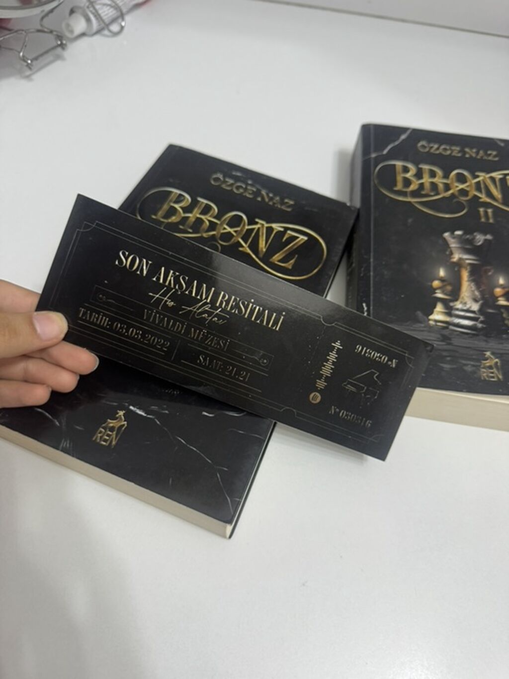 Məhsul: “Bronz” – Özge Naz (2 cildlik roman seti) Təsvir: - Ad: Bronz — Kitablar və jurnallar, Bakı (3)