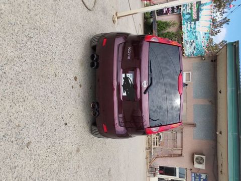 Nissan Note — bənövşəyi/marun rəngli kompakt hetçbek