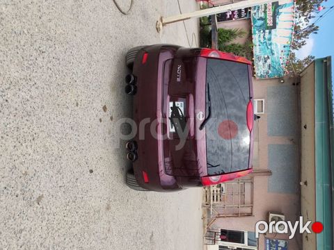 Nissan Note — bənövşəyi/marun rəngli kompakt hetçbek