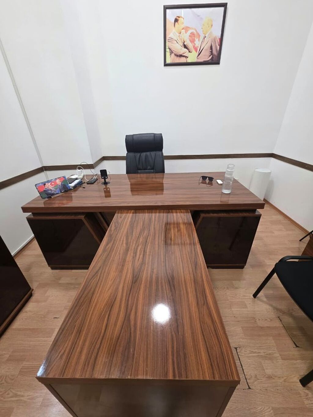 Ofis mebel dəsti Tərkib: - L formalı rəhbər masası: geniş iş səthi — Ofis mebeli, Bakı (6)