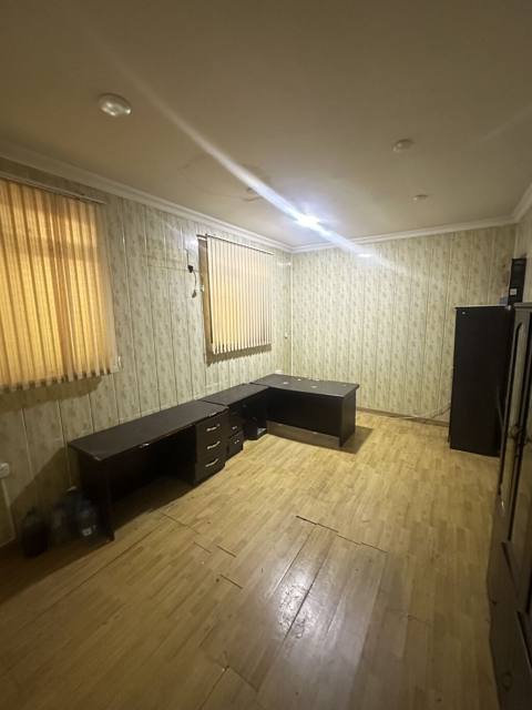 Mətbuat prospekti, bina 40B ünvanında, Azərbaycan Nəşriyyatının üzbəüz — Orxan
