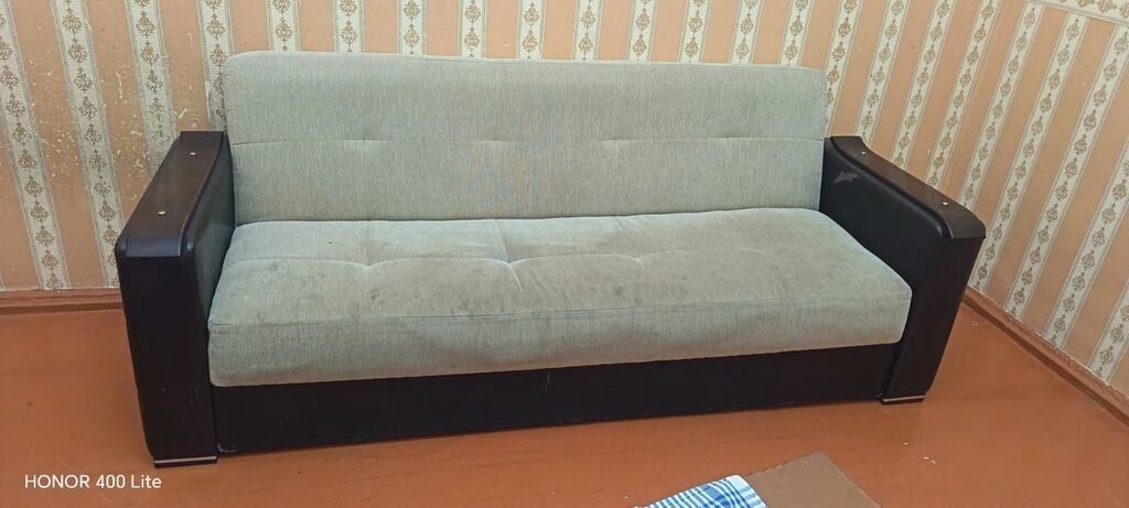 Üç nəfərlik rahat divan — bej parça və tünd metal ayaqlar