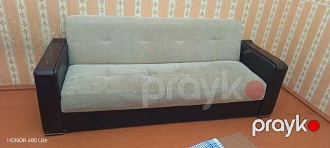 Üç nəfərlik rahat divan — bej parça və tünd metal ayaqlar